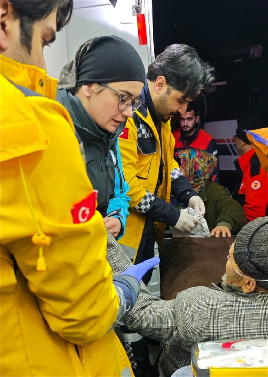 Kastamonu’nun Pınarbaşı ilçesinde yoğun kar yağışı nedeniyle yolu kapanan köyde nefes darlığı...