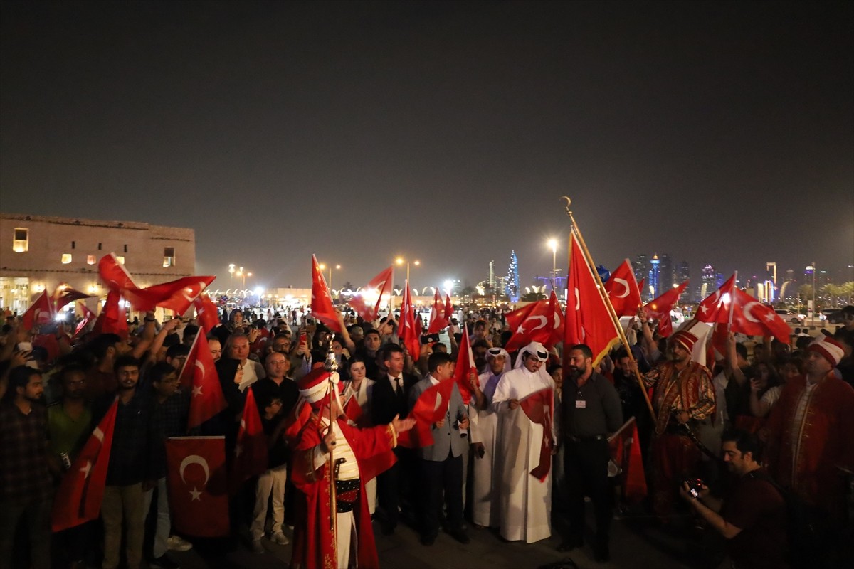 Katar'ın başkenti Doha'daki tarihi Suk Vakıf Meydanı'nda düzenlenen mehter yürüyüşü ve horon...
