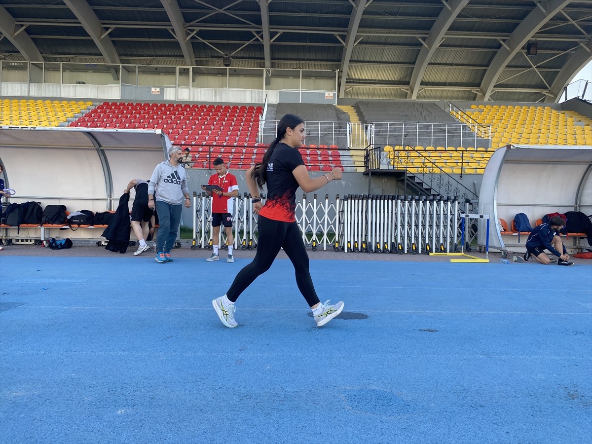 Kayseri'de antrenörünün yönlendirmesiyle küçük yaşta atletizme başlayan Türkiye şampiyonu 16...