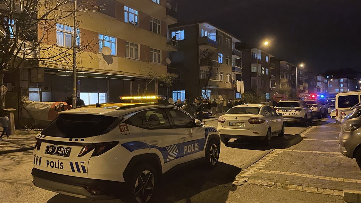 Kayseri'nin Kocasinan ilçesinde silahla vurulan kişi hastaneye kaldırıldı. Olay yerine polis ve...