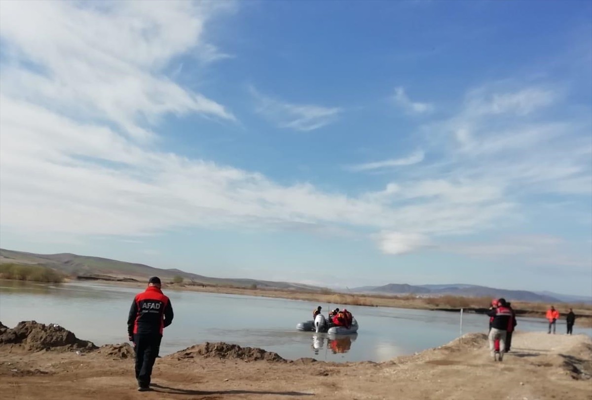 Kayseri'nin Sarıoğlan ilçesinde Kızılırmak'ta kaybolan 17 yaşındaki genç ölü bulundu.