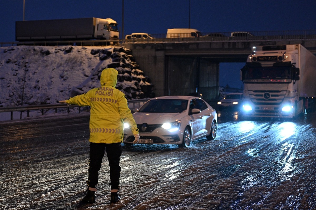 Kayseri-Kahramanmaraş kara yolunda, etkili olan kar ve tipi nedeniyle ulaşım sağlanamıyor. Polis...