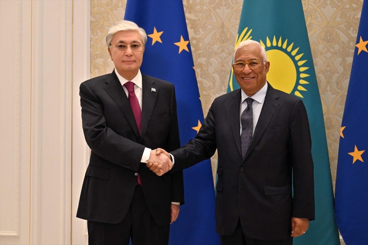 Kazakistan Cumhurbaşkanı Kasım Cömert Tokayev (solda), Birinci AB-Orta Asya Zirvesi ve "Orta Asya...