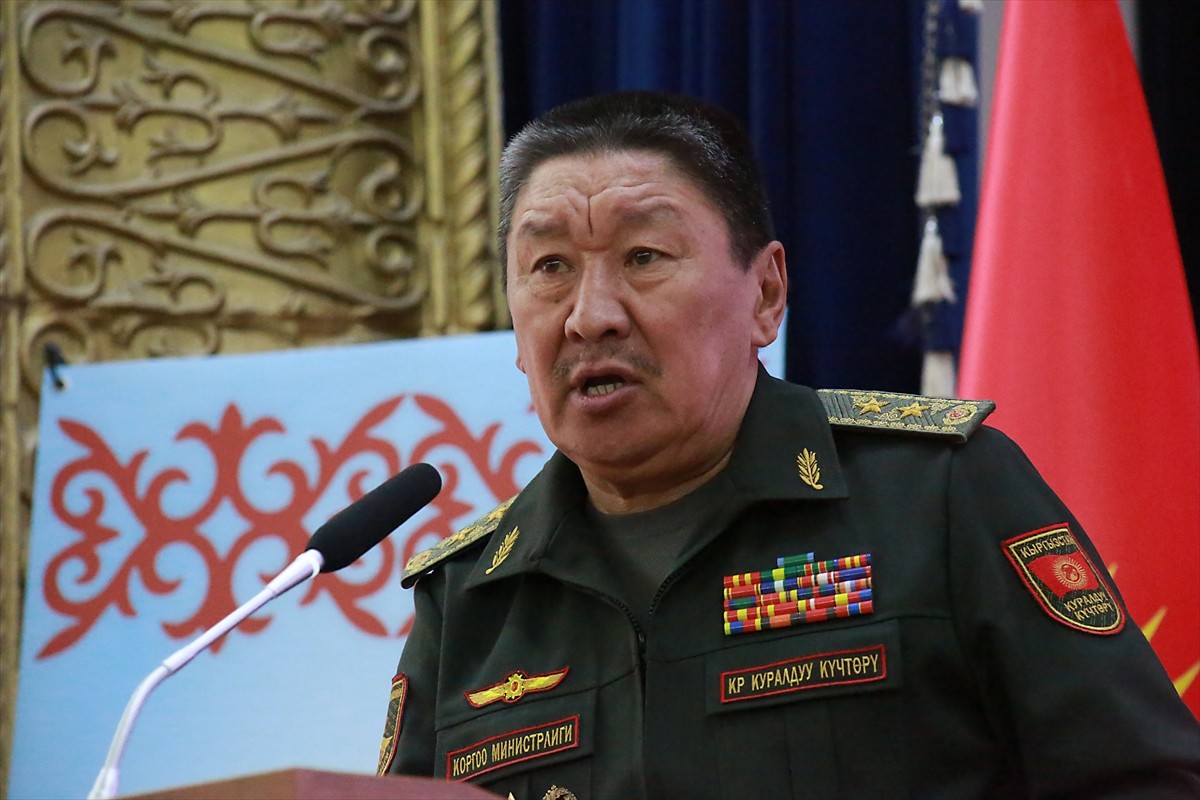 Kırgızistan Savunma Bakanı Baktıbek Bekbolotov,  Kırgızistan Milli Üniversitesi ana binasında...