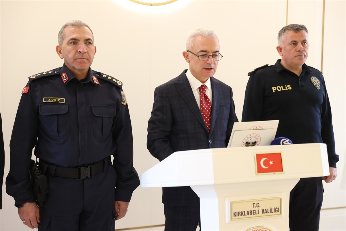 Kırklareli Valisi Uğur Turan, Atatürk Toplantı Salonu'nda düzenlediği Asayiş Basın Bilgilendirme...