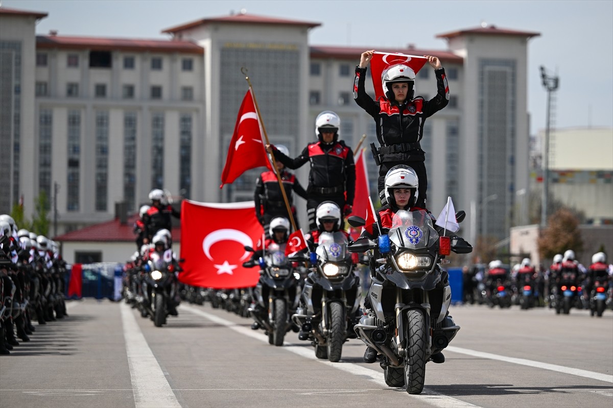 Kış şartlarında otomobilleri ile görev yapan motosikletli polis timlerinin mevsim şartlarının el...