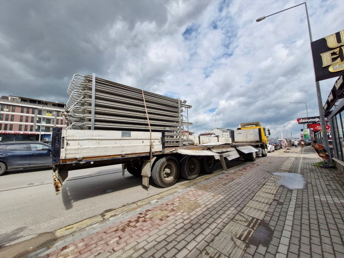 Kocaeli'nin Kartepe ilçesinde, tırın taşıdığı yaklaşık 8 metre uzunluğundaki gaz depolama tankı...