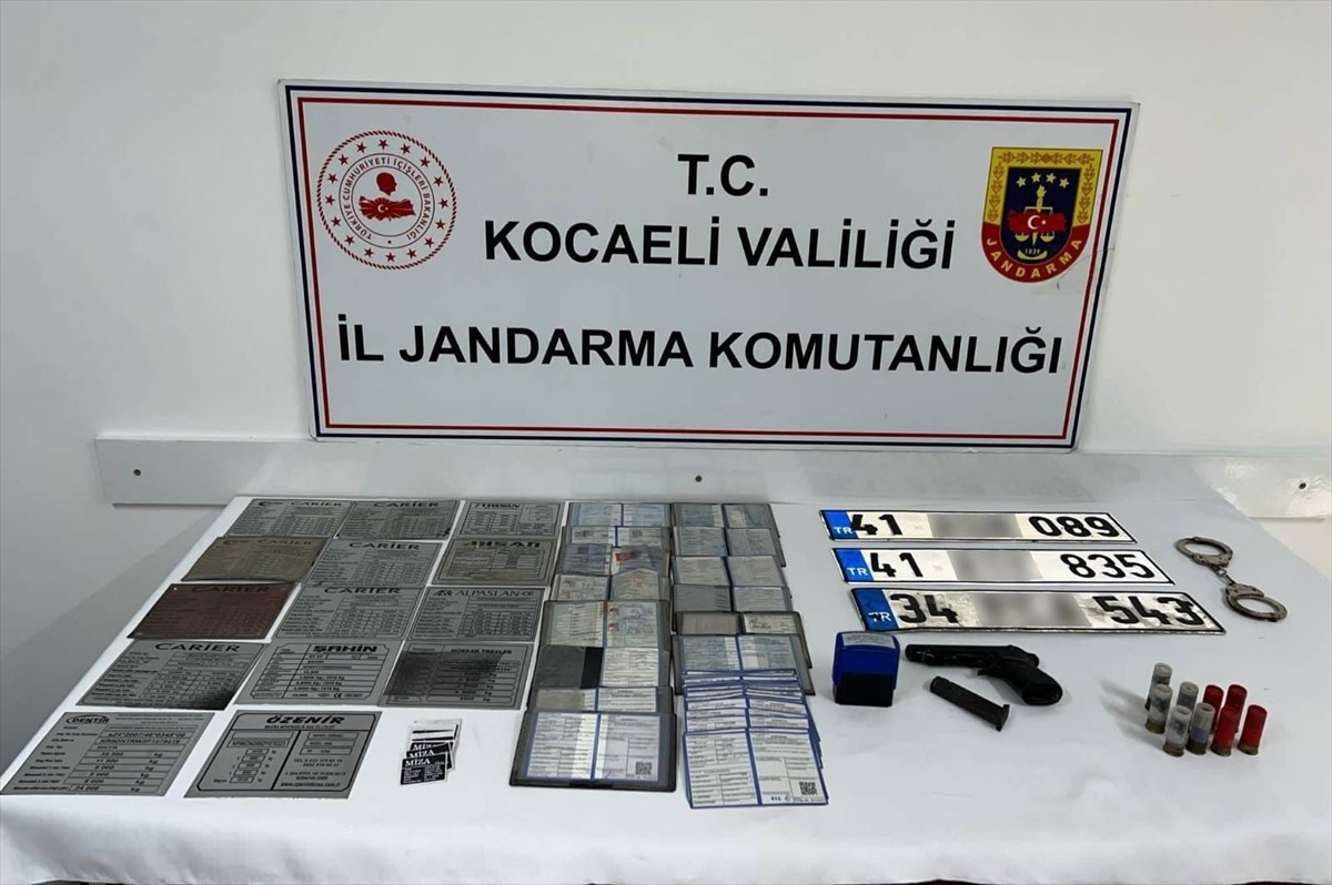 Kocaeli merkezli 3 ilde, ülkeye kaçak yolla sokulan araçların şasi numaralarını "change"...