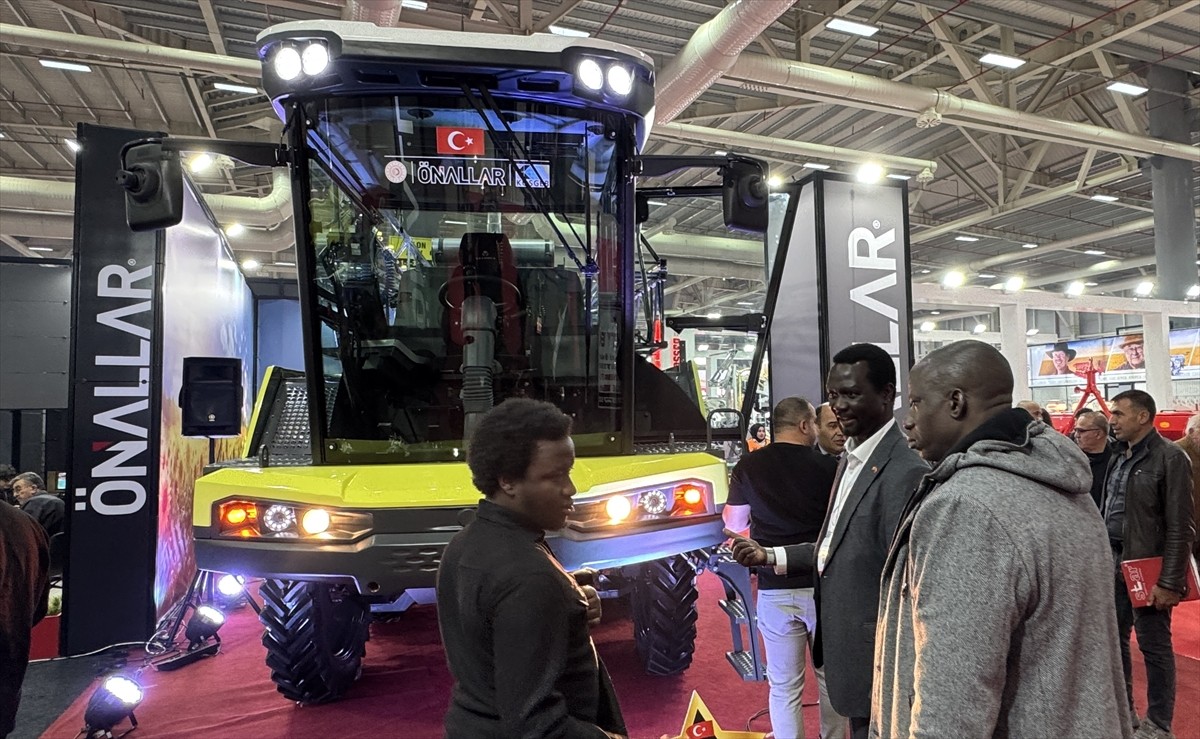 Konya'da tarım makineleri imal eden bir şirket tarafından üretilen "kendi yürür ilaçlama...