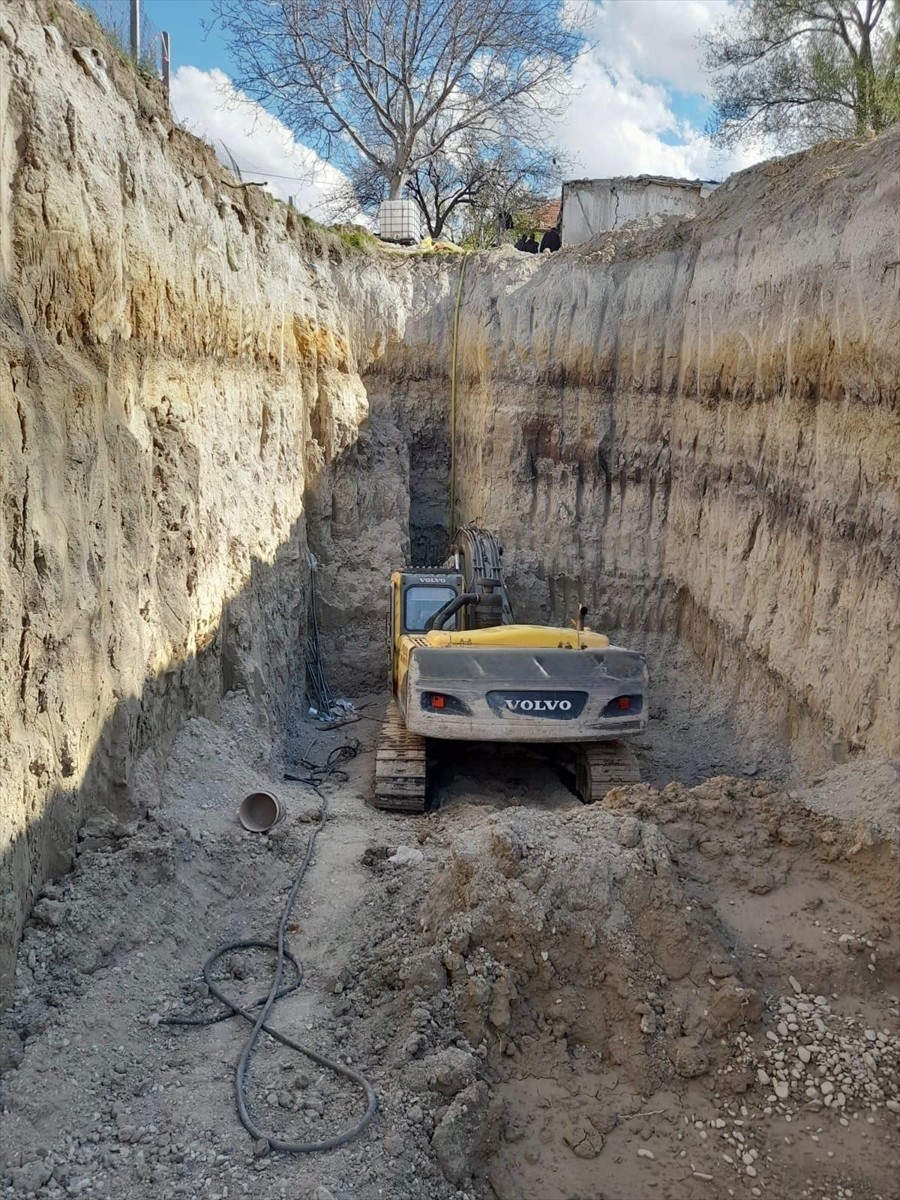 Konya'nın Ereğli ilçesinde iş makinesiyle kaçak kazı yapan 13 zanlı gözaltına alındı, iki hilti...