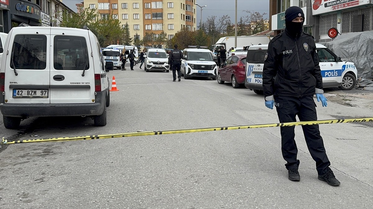 Konya'nın Karatay ilçesinde aralarında husumet bulunan dünürler arasında çıkan silahlı kavgada 2...