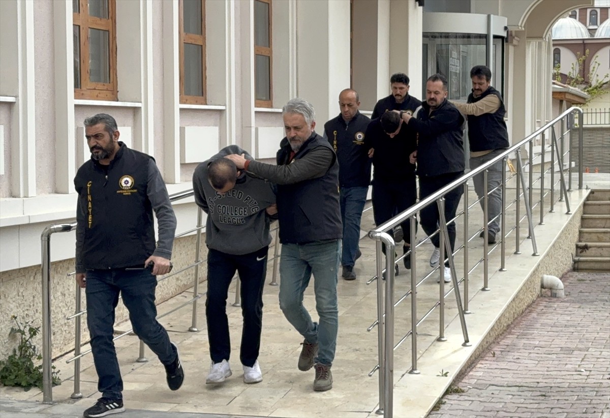 Konya'nın Selçuklu ilçesinde, 1 kişinin hayatını kaybettiği, 2 kişinin de yaralandığı bıçaklı...