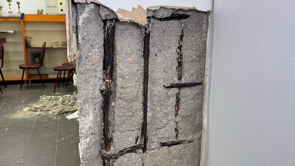 Küçükçekmece'de, 23 Nisan'da meydana gelen 6,2'lik depremde kolonları hasar gören binanın bodrum...