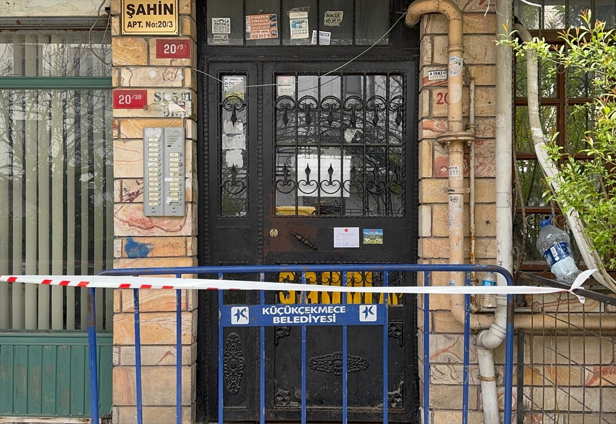 Küçükçekmece'de deprem sonrasında riskli yapı ihbarında bulunulduğu için mühürlenen 9 bina...