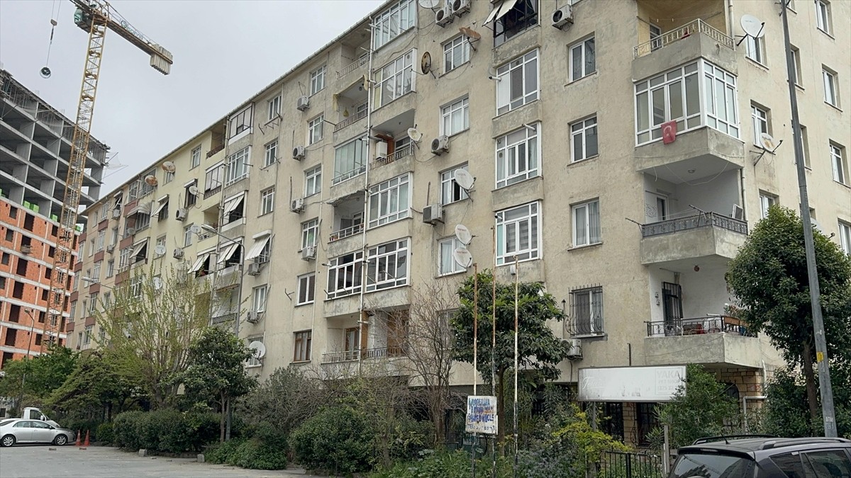 Küçükçekmece'de deprem sonrasında riskli yapı ihbarında bulunulduğu için mühürlenen 9 bina...