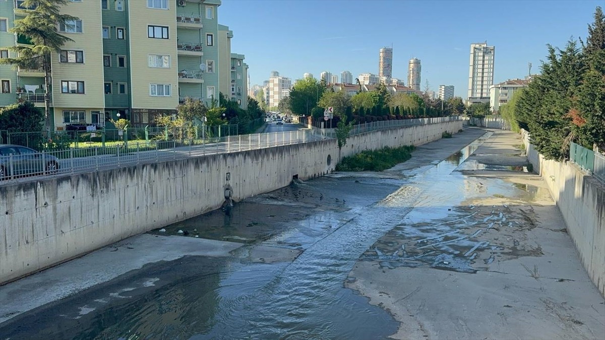 Küçükçekmece'de Nakkaş Deresi'ne atık suların karışması nedeniyle oluşan kötü koku çevre...
