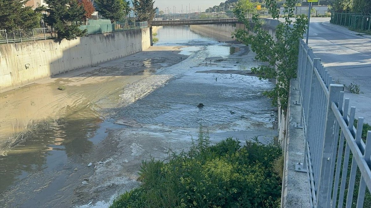 Küçükçekmece'de Nakkaş Deresi'ne atık suların karışması nedeniyle oluşan kötü koku çevre...