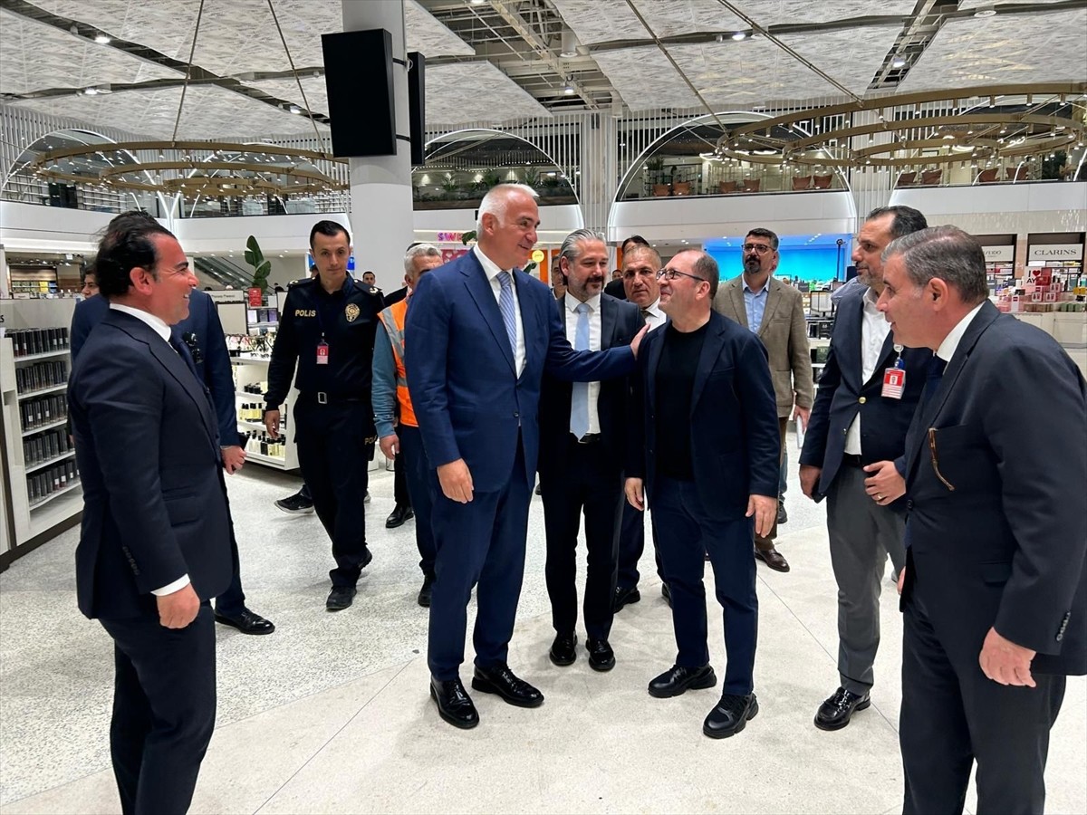 Kültür ve Turizm Bakanı Mehmet Nuri Ersoy, Antalya Havalimanı'nda incelemelerde bulundu.