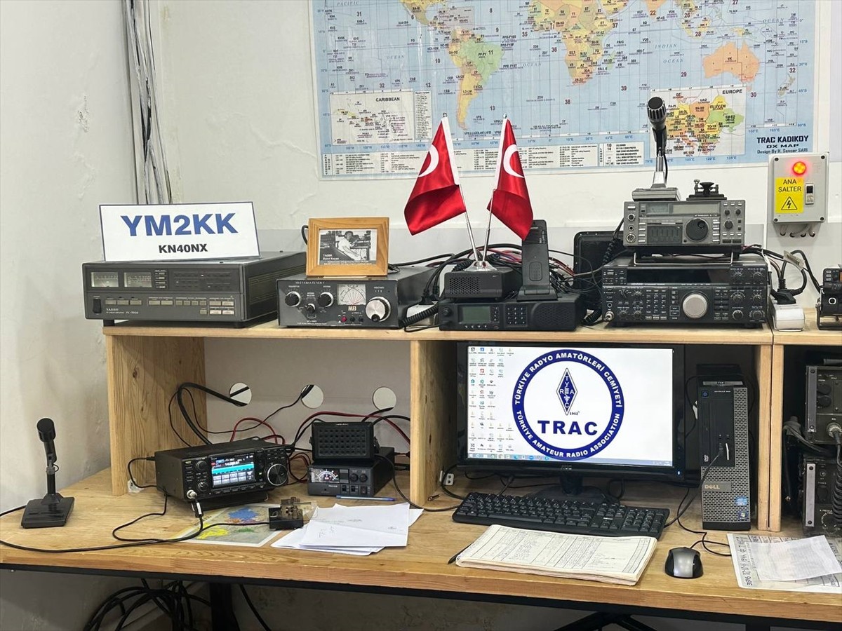 Kurdukları bağlantılarla dünyanın dört bir yanındaki telsizcilerle hobi amaçlı iletişim kuran...