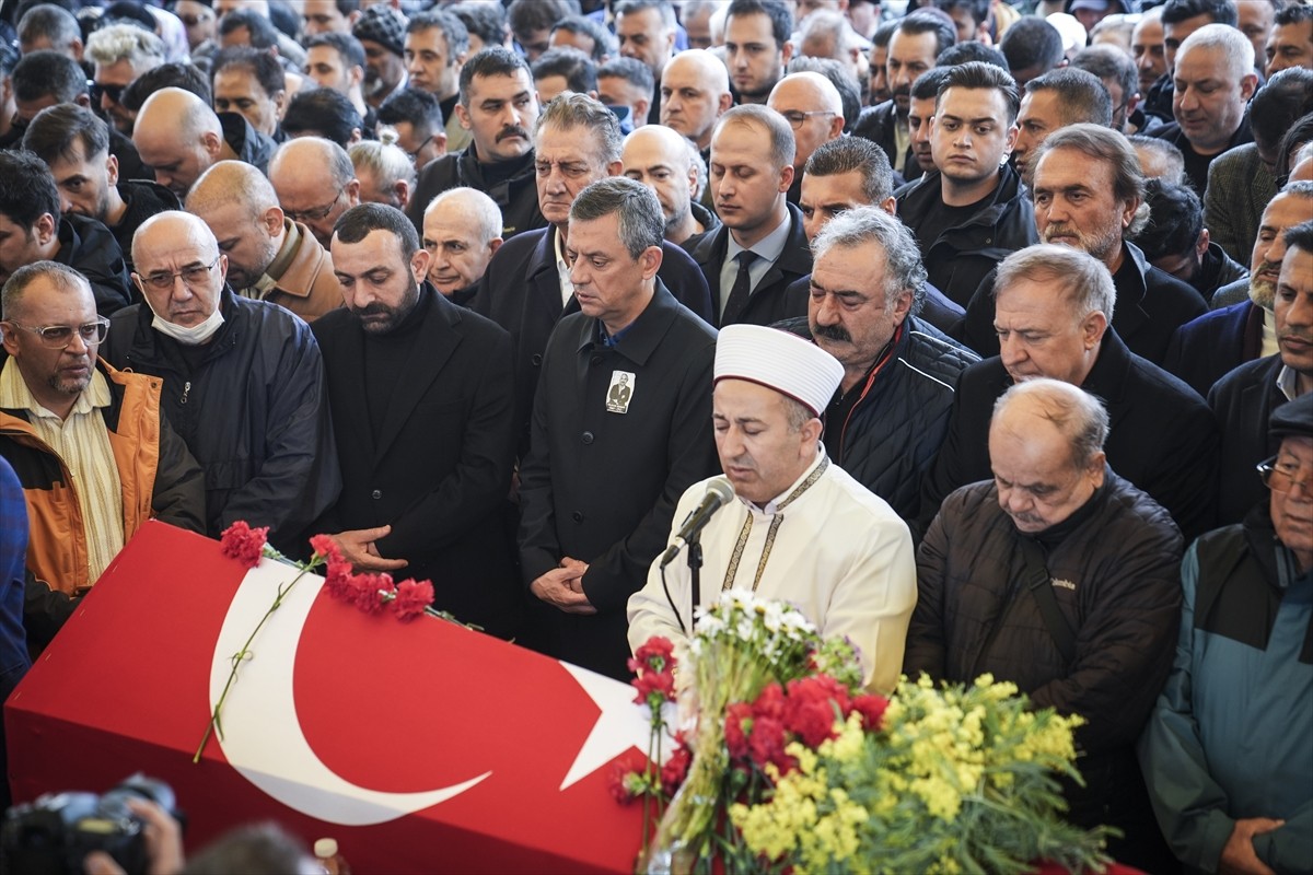 Kuzey Kıbrıs Türk Cumhuriyeti'nin (KKTC) İskele kentindeki konserde sahnede fenalaşan ve...