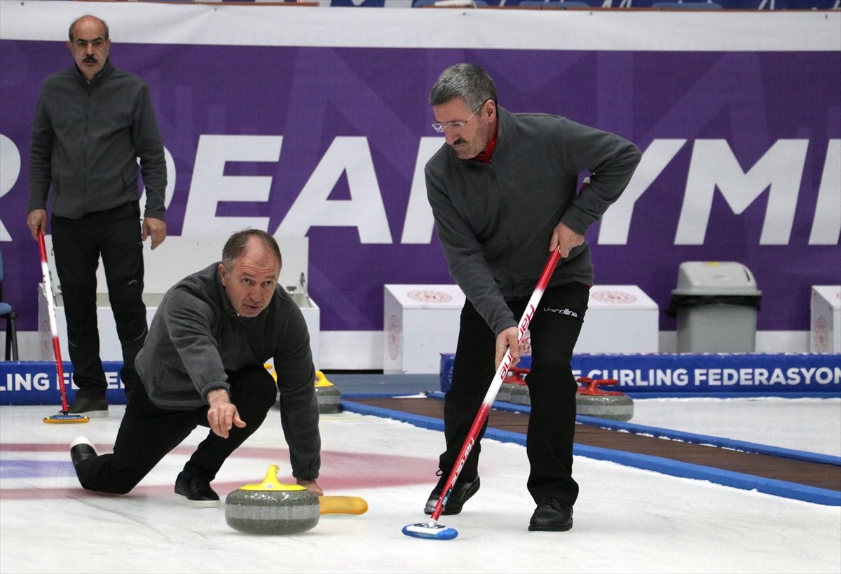 Lisanslı curling sporcusu 50 yaşındaki Erzurum Gençlik ve Spor İl Müdürü Levent Çakmur (solda)...