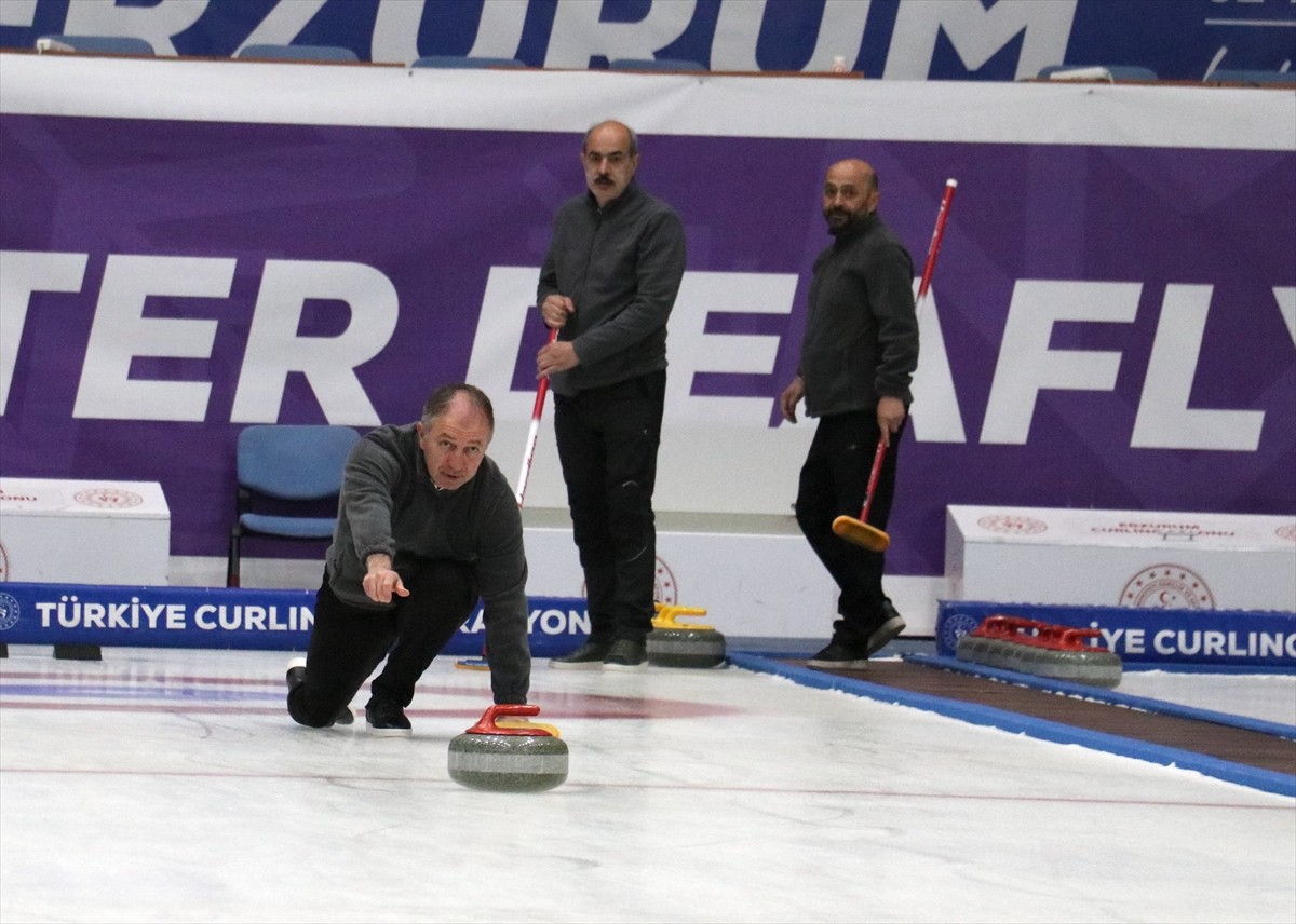 Lisanslı curling sporcusu 50 yaşındaki Erzurum Gençlik ve Spor İl Müdürü Levent Çakmur (solda)...