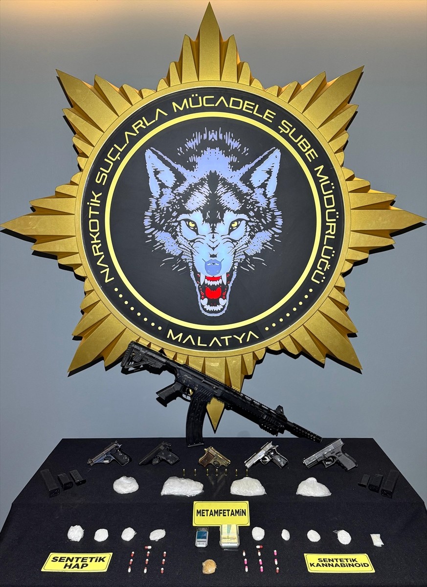 Malatya'da uyuşturucu operasyonunda gözaltına alınan 3 şüpheliden 2'si tutuklandı.