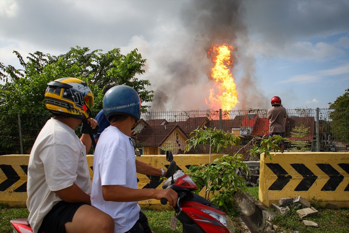 Malezya'nın başkenti Kuala Lumpur'da, doğal gaz boru hattında kaçak nedeniyle çıkan yangında 112...