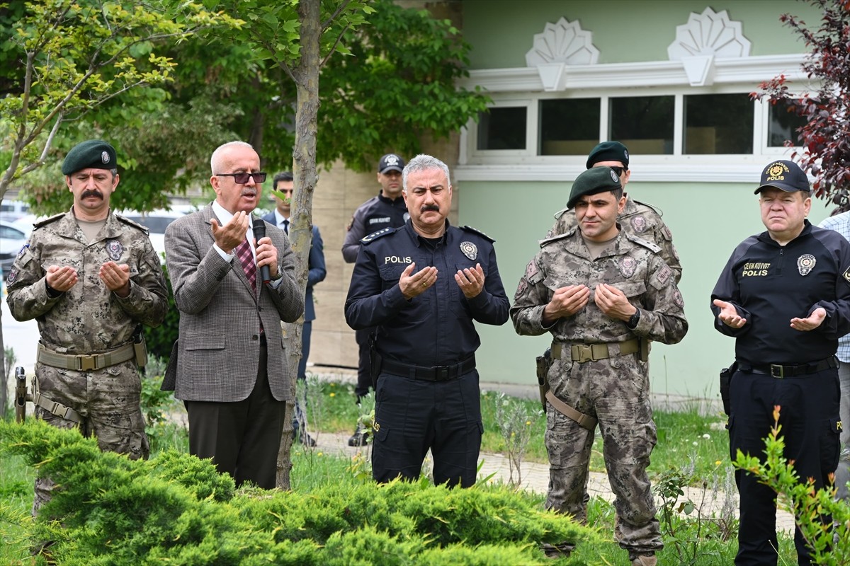 Manisa'dan Barış Pınarı Harekatı bölgesine görevlendirilen özel harekat polisleri, törenle...