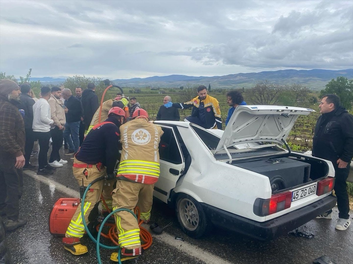 Manisa'nın Alaşehir ilçesinde otomobilin kamyona ve bariyerlere çarpması sonucu 5 kişi...