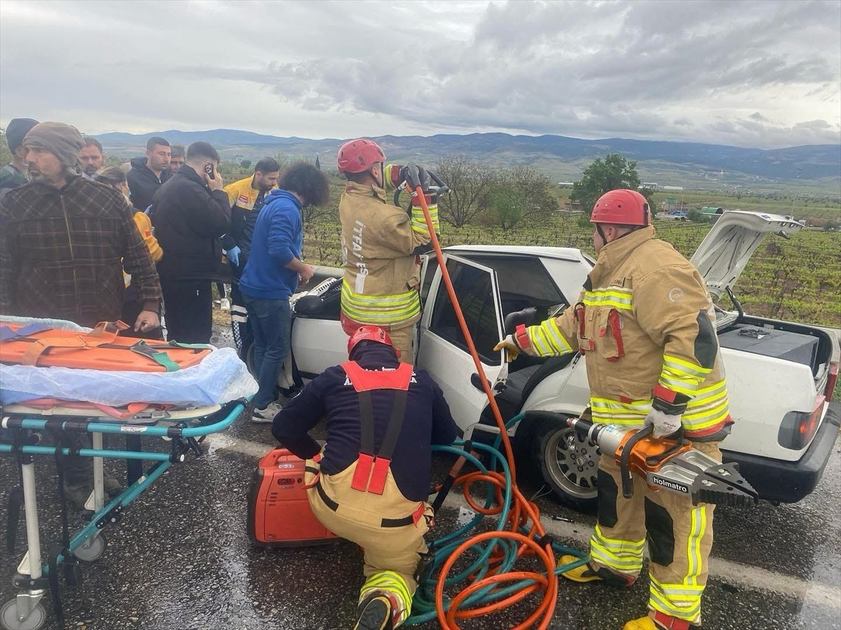 Manisa'nın Alaşehir ilçesinde otomobilin kamyona ve bariyerlere çarpması sonucu 5 kişi...