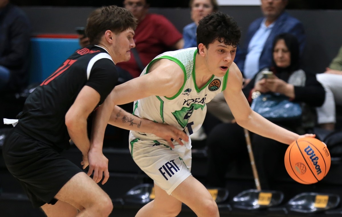 Manisa'nın ev sahipliğinde düzenlenen Gençler Basketbol Şampiyonlar Liginde grup maçları...