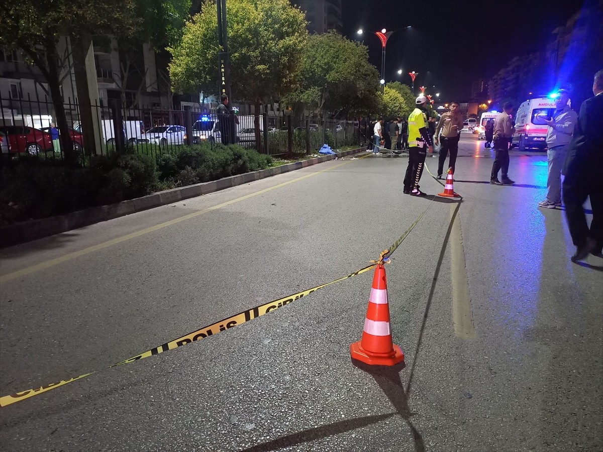 Manisa'nın Yunusemre ilçesinde refüjdeki demir korkuluğa çarparak devrilen motosikletteki 1 kişi...