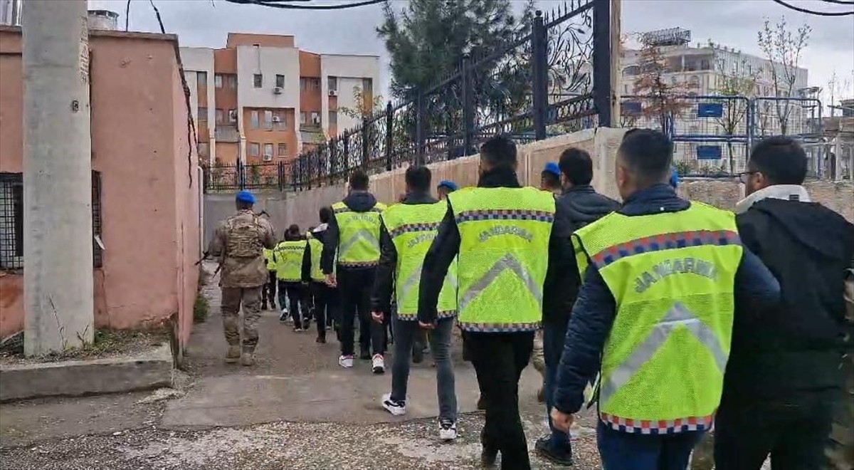 Mardin'de nitelikli zimmet iddiasıyla gözaltına alınan 18 şüpheliden 9'u tutuklandı.  Soruşturma...