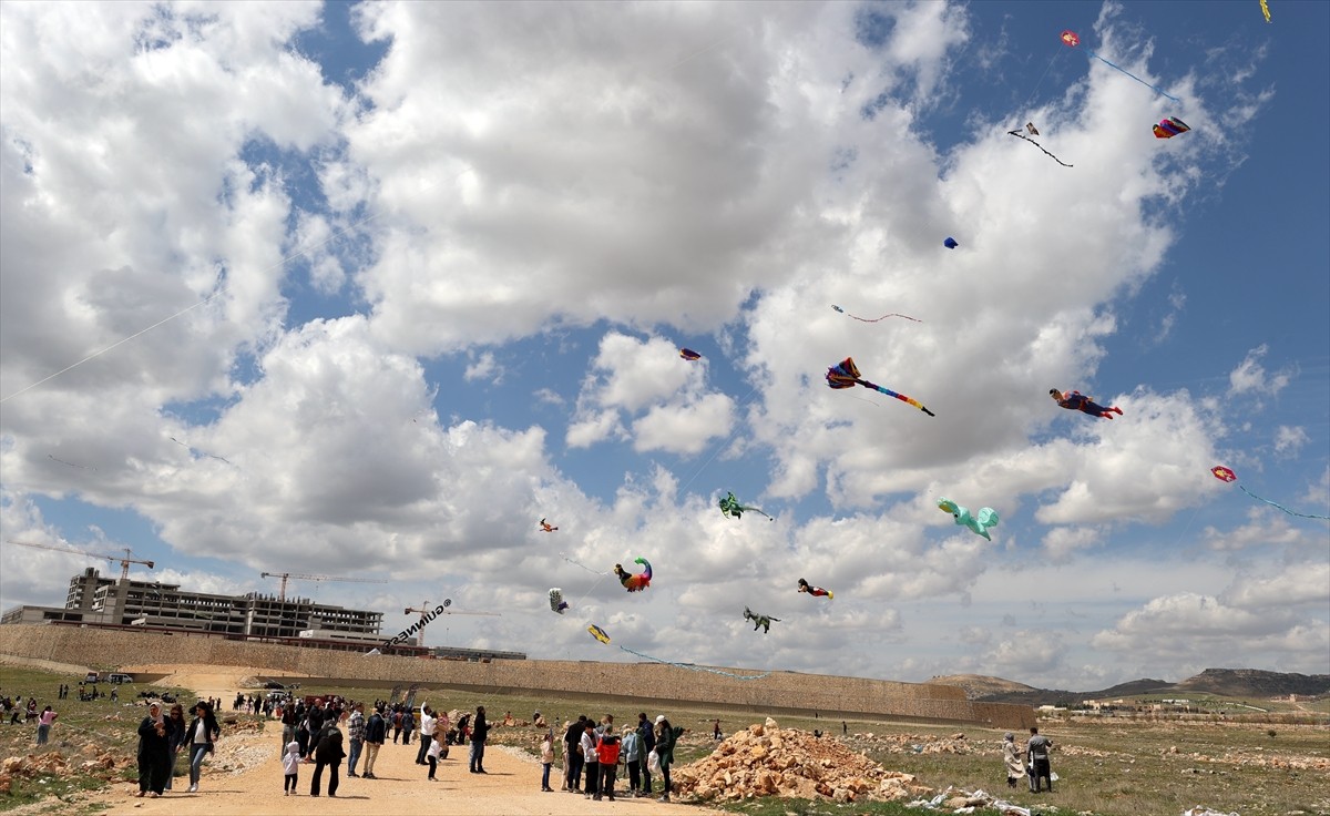 Mardinli uçurtma sanatçısı Zahit Mungan, Mardin'in Artuklu ilçesinde kırsal Çağlar Mahallesi'nde...