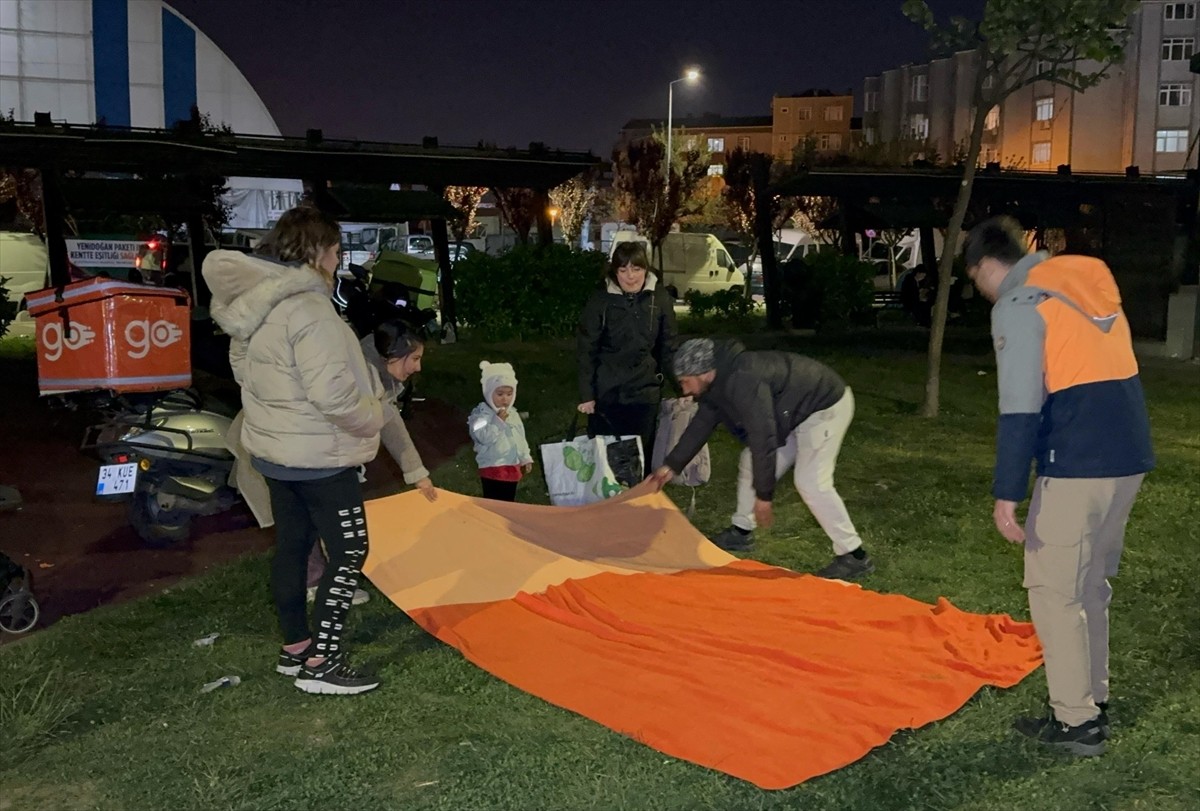 Marmara Denizi Büyükçekmece açıklarında meydana gelen 4,3 büyüklüğündeki artçı sarsıntı sonrası...