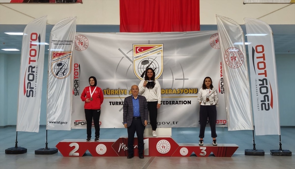 Mersin'de düzenlenen Havalı Silahlar Türkiye Şampiyonası'nda, kadınlar 10 metre havalı tabanca...