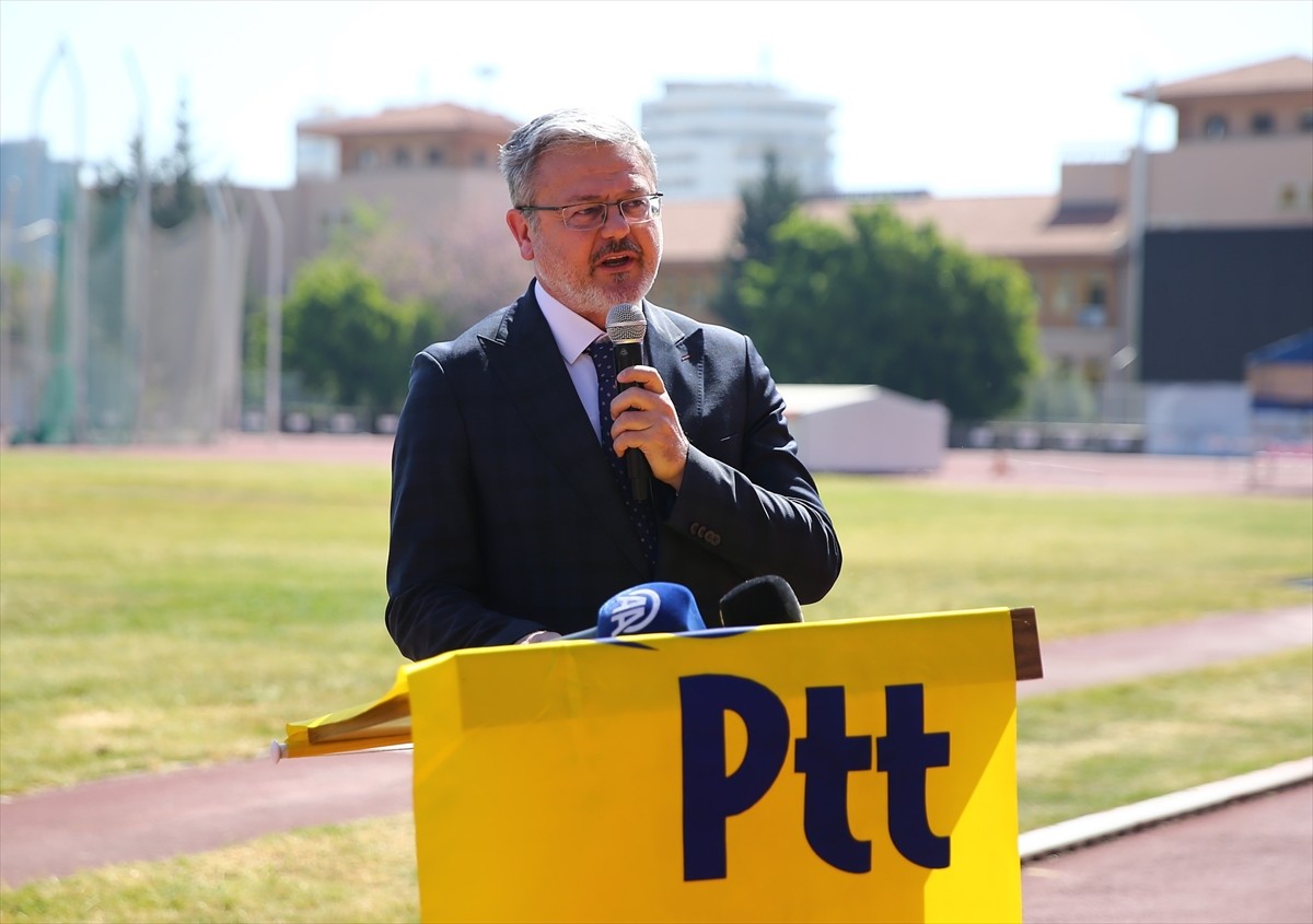 Mersin'de posta dağıtıcıları, milli takıma seçilebilmek için PTT'nin düzenlediği yürüyüş...