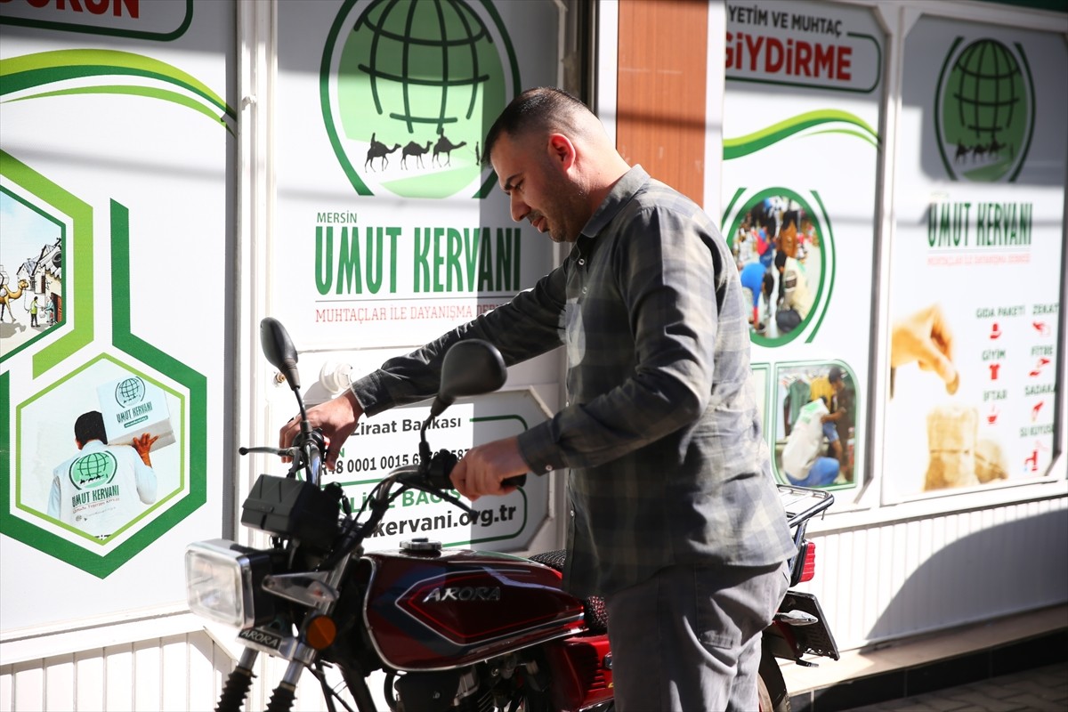 Mersin'de yaşayan iki hayırsever, araçlarını Gazzelilere destek olmak için bağışladı. 