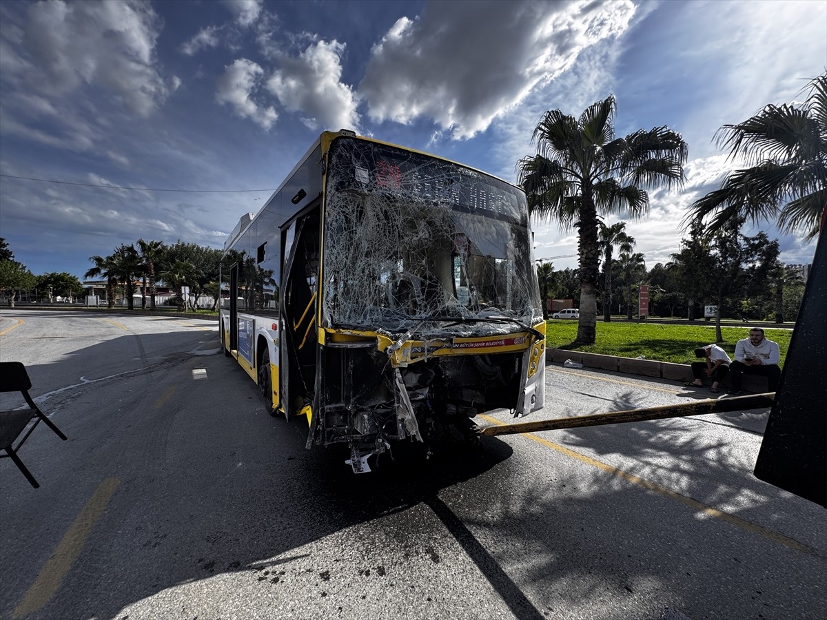 Mersin'in merkez Toroslar ilçesinde elektrik direği ve duvara çarpan belediye otobüsündeki 5 yolcu...
