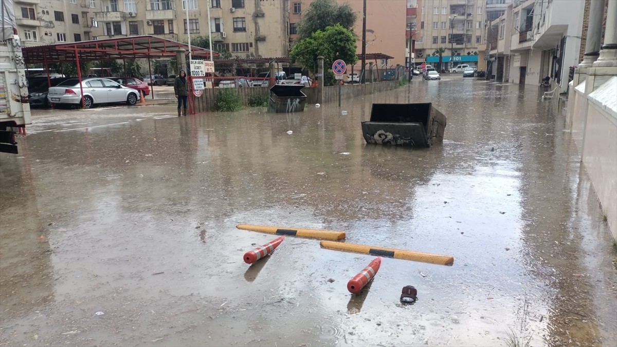 Mersin'in Silifke ilçesinde sağanak ve dolu hayatı olumsuz etkiledi. İlçede sabah başlayan...