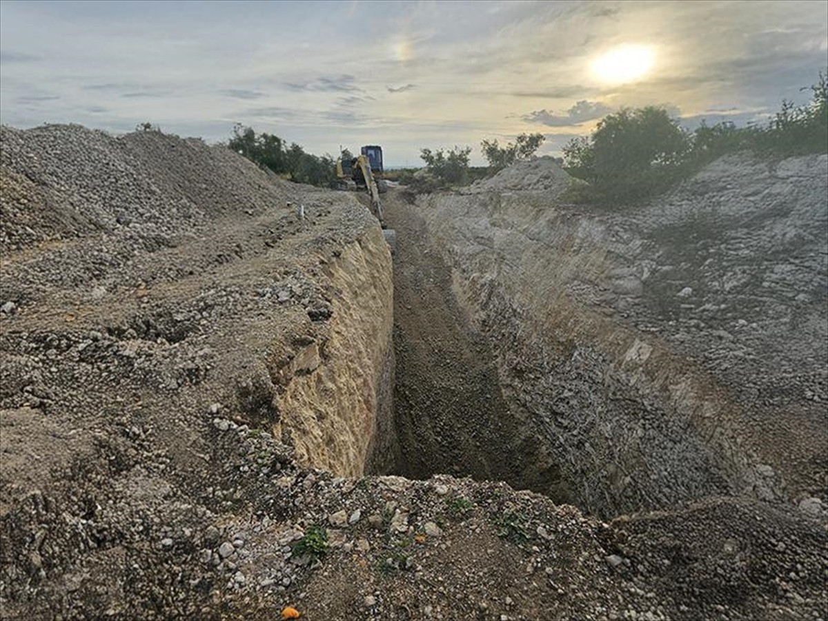 Mersin'in Tarsus ilçesinde, tarihi eser bulmak için iş makinesiyle kaçak kazı yaptıkları...