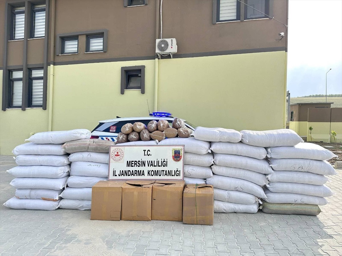 Mersin'in Tarsus ilçesinde yolcu otobüsünde 1 ton 500 kilogram kaçak tütün ele geçirildi, 3...