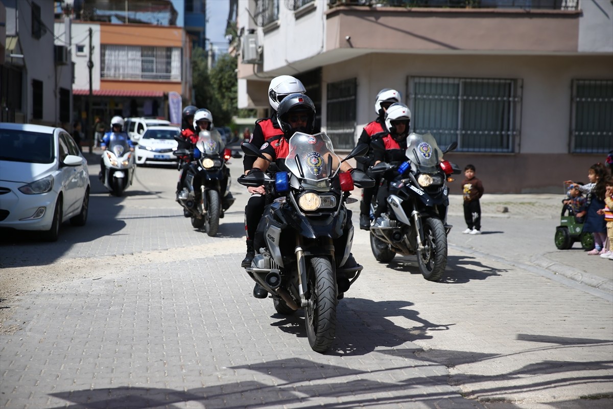 Mersin'in Toroslar ilçesinde 9 yaşına giren çocuk için emniyet mensuplarınca sürpriz doğum günü...