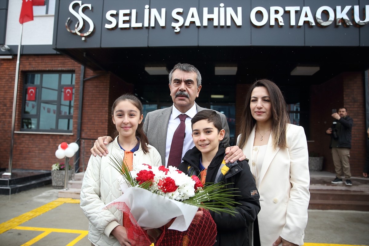 Milli Eğitim Bakanı Yusuf Tekin, Çorum'un Alaca ilçesinde iş insanı Üzeyir Şahin ve eşi Belma...