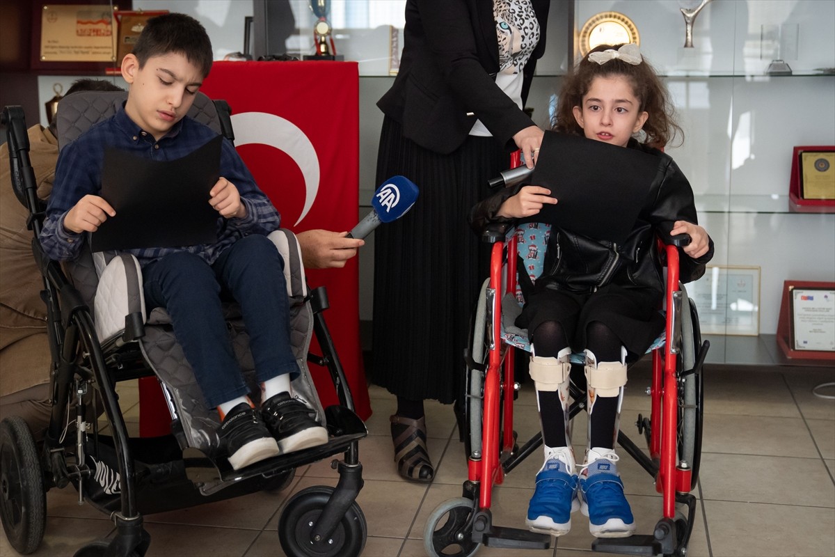 Milli Eğitim Vakfı (MEV) Gökkuşağı Özel Eğitim Okulu'nda öğrenim gören öğrencilerin, Gazze'de...