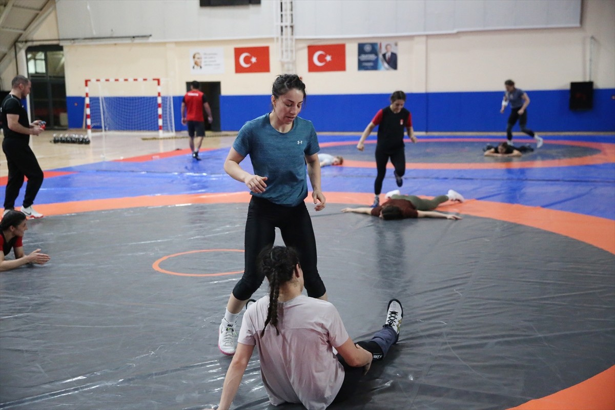 Milli güreşçi Evin Demirhan Yavuz, Slovakya'da yapılacak Avrupa Şampiyonası'nda altın madalya...