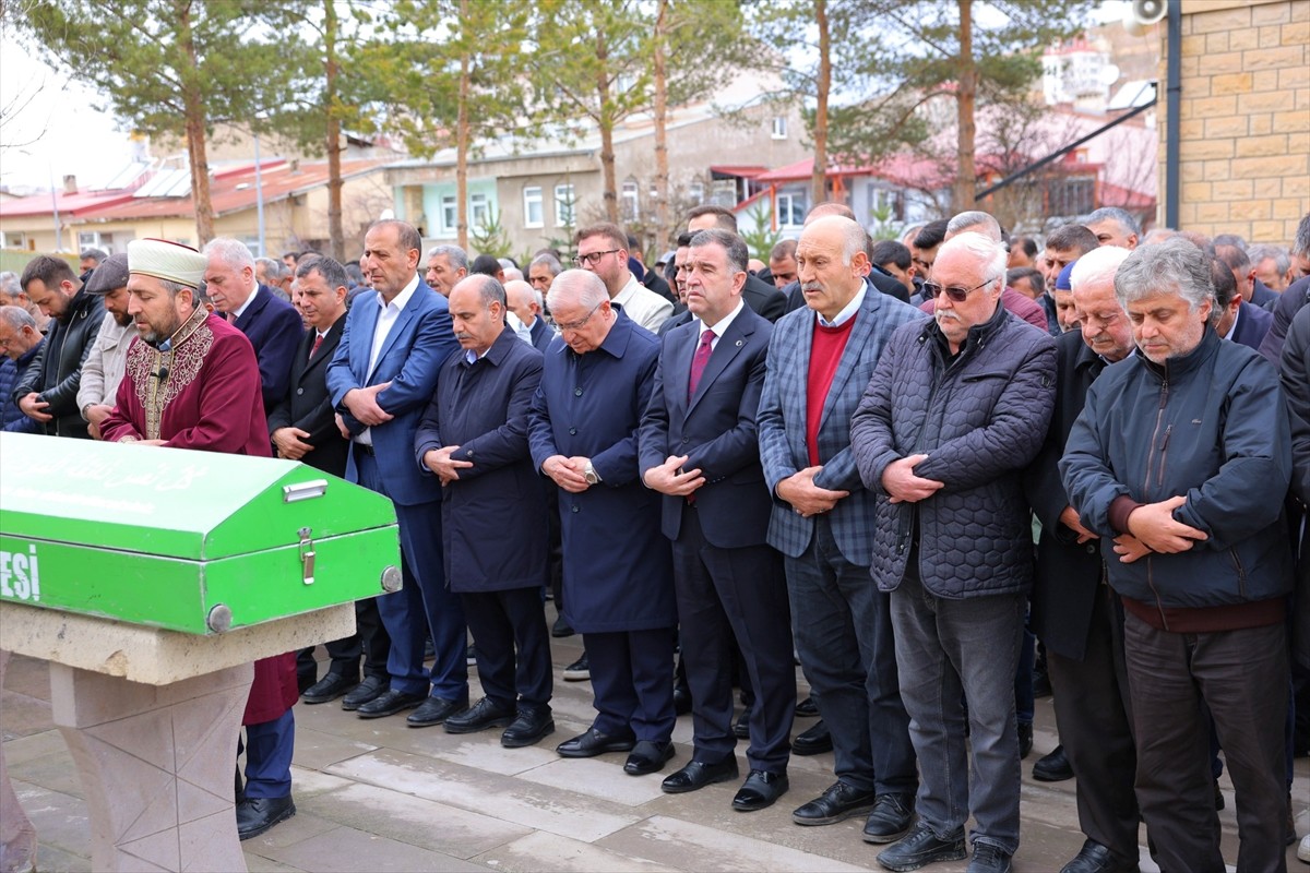 Milli Savunma Bakanı Yaşar Güler'in (sağ 6) yengesi Ramiye İmaç hayatını kaybetti. Cenzae...