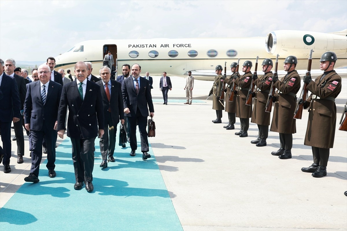 Milli Savunma Bakanı Yaşar Güler, Ankara'ya gelen Pakistan Başbakanı Şahbaz Şerif'i Esenboğa...