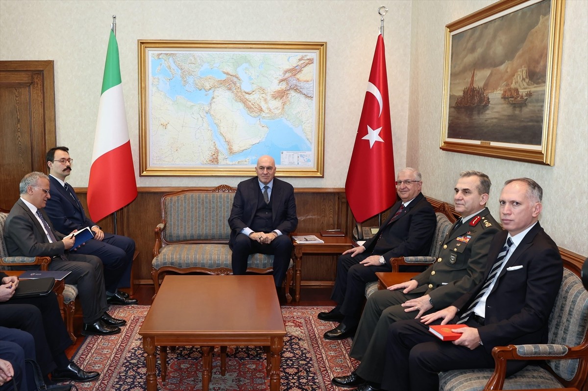 Milli Savunma Bakanı Yaşar Güler (sağ 3), İtalya Savunma Bakanı Guido Crosetto (sol 3) ile...